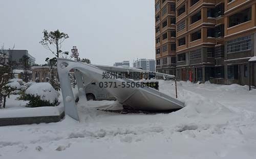 因積雪導致破壞的膜結(jié)構(gòu)車棚